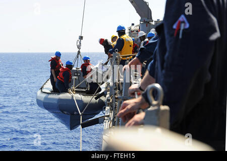 Mer Méditerranée (sept. 14, 2013) la charge des marins à bord des pièces de missiles guidés USS Ramage (DDG 61) à partir d'un canot pneumatique à coque rigide à la suite d'un transfert des pièces. Ramage, homeported à Norfolk, en Virginie, est sur un déploiement prévu des opérations de sécurité maritime et les efforts de coopération en matière de sécurité dans le théâtre américain dans la 6ème zone d'opérations de la flotte. (U.S. Photo par marine Spécialiste de la communication de masse 2e classe Jacob D. Moore/approuvé pour publication) Banque D'Images