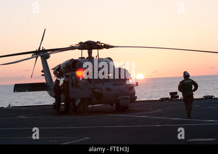 Mer Méditerranée (oct. 9, 2014) - Les marins affectés à l'hélicoptère de combat Ghostriders Mer Escadron (HSC) 28 Préparer un Sea Hawk MH-60S pour l'exploitation des vols d'hélicoptères à bord de la sixième flotte américaine blue ridge-class et de contrôle, le USS Mount Whitney (LCC 20). Mount Whitney mène des opérations navales des Alliés dans la sixième flotte américaine zone d'opération, afin de faire avancer la sécurité et la stabilité en Europe. (U.S. Photo par marine Spécialiste de la communication de masse 3e classe Robert S. Price/libérés) Banque D'Images