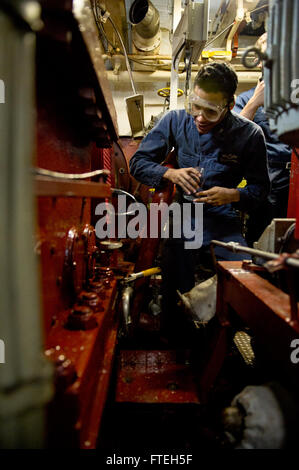 Mer Méditerranée (oct. 10, 2014) 3ème classe réparateur Machines Matthieu Dandy prend des échantillons d'huile d'équipement des machines de propulsion au cours d'une ingénierie formation evolution à bord du destroyer lance-missiles USS Arleigh Burke (DDG 51). Arleigh Burke, homeported à Norfolk, Va., mène des opérations navales dans la sixième flotte américaine zone d'opérations à l'appui de la sécurité nationale des États-Unis en Europe. Banque D'Images