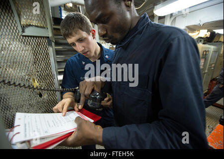 Mer Méditerranée (oct. 10, 2014) Technicien en système de turbine à gaz (mécanique) 3 classe Shawn Flynn, gauche, et technicien en système de turbine à gaz (mécanique) Fireman Calixte Neba revoir une séquence opérationnelle d'ingénierie manuel du système au cours d'une ingénierie formation evolution à bord du destroyer lance-missiles USS Arleigh Burke (DDG 51). Arleigh Burke, homeported à Norfolk, Va., mène des opérations navales dans la sixième flotte américaine zone d'opérations à l'appui de la sécurité nationale des États-Unis en Europe. Banque D'Images