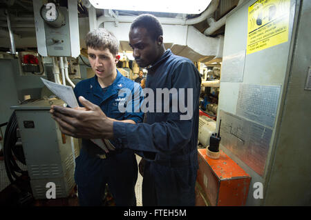 Mer Méditerranée (oct. 10, 2014) Technicien en système de turbine à gaz (mécanique) 3 classe Shawn Flynn, gauche, et technicien en système de turbine à gaz (mécanique) Fireman Calixte Neba revoir une séquence opérationnelle d'ingénierie manuel du système au cours d'une ingénierie formation evolution à bord du destroyer lance-missiles USS Arleigh Burke (DDG 51). Arleigh Burke, homeported à Norfolk, Va., mène des opérations navales dans la sixième flotte américaine zone d'opérations à l'appui de la sécurité nationale des États-Unis en Europe. Banque D'Images