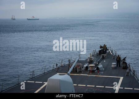 Détroit de Messine (oct. 14, 2014) Les marins à bord de l'Burke-Class Arleigh missiles guidés USS Mitscher (DDG 57) Tenez-vous à l'endroit comme la surveillance sécurité transits effectués le détroit de Messine. Mitscher, homeported à Norfolk, Va., mène des opérations navales dans la sixième flotte américaine zone d'opérations à l'appui de la sécurité nationale américaine en Europe Banque D'Images