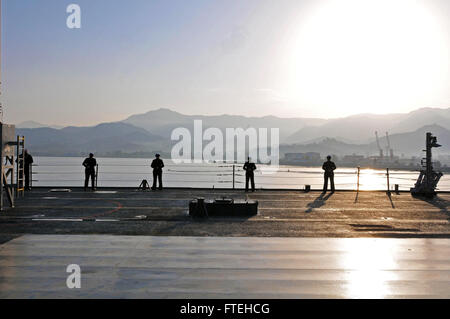 BATUMI, Géorgie (oct. 14, 2014) Les marins à bord de la sixième flotte américaine navire de commandement et de contrôle USS Mount Whitney (LCC20) l'homme les rails comme le navire tire vers le port de Batoumi, en Géorgie. Mount Whitney mène des opérations navales dans la sixième flotte américaine zone d'opérations à l'appui de la sécurité nationale des États-Unis en Europe. Banque D'Images