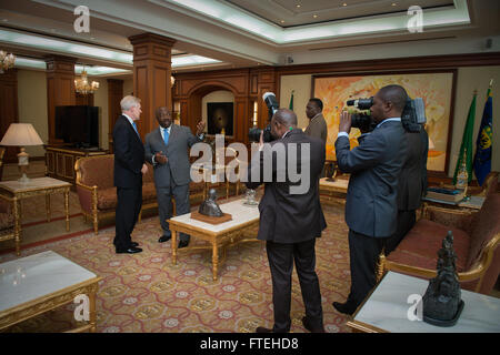 LIBREVILLE, GABON (16 août 2000 14, 2013) Secrétaire de la Marine (SECNAV) Ray Mabus rencontre le président gabonais Ali Bongo Ondimba dans la capitale du pays. Le Gabon est un des pays de la région où est Claude rencontre avec marins et soldats et civils et militaires pour discuter de la sécurité et la stabilité et à renforcer les partenariats existants avec les nations africaines. Banque D'Images