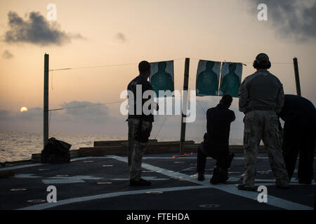 Mer Méditerranée (oct. 14, 2014) marins participer à une lumière faible qualification pistolet à bord des missiles de Arleigh Burke-Class destroyer USS Mitscher (DDG 57). Mitscher, homeported à Norfolk, Va., mène des opérations navales dans la sixième flotte américaine zone d'opérations à l'appui de la sécurité nationale des États-Unis en Europe. Banque D'Images