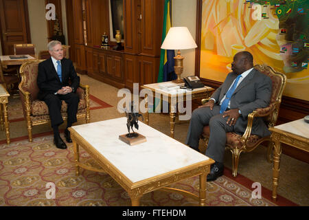 LIBREVILLE, GABON (16 août 2000 14, 2013) Secrétaire de la Marine (SECNAV) Ray Mabus rencontre le président gabonais Ali Bongo Ondimba dans la capitale du pays. Le Gabon est un des pays de la région où est Claude rencontre avec marins et soldats et civils et militaires pour discuter de la sécurité et la stabilité et à renforcer les partenariats existants avec les nations africaines. Banque D'Images