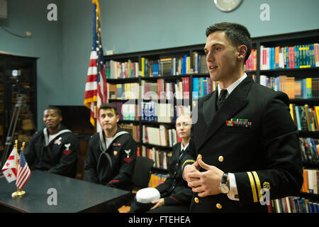 BATUMI, Géorgie (oct. 15, 2014) - Le Lieutenant Tibaneli Givi, affecté à la sixième flotte américaine navire de commandement et de contrôle USS Mount Whitney (LCC 20), participe à un débat sur la vie dans les coins de la Marine américaine et de la culture aux États-Unis. Mount Whitney mène des opérations navales dans la sixième flotte américaine zone d'opérations à l'appui de la sécurité nationale des États-Unis en Europe. Banque D'Images