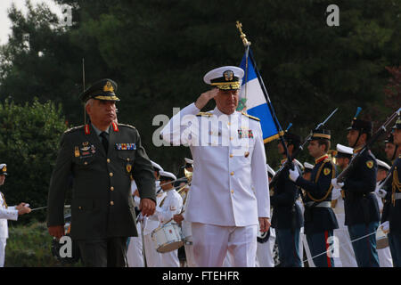 Athènes, Grèce - Adm. Mark Ferguson, commandant, Commandement des forces interalliées, Naples/Commander, U.S. Naval Forces, Europe-afrique reçoit honneurs avec le général Mikhail Kostarakos, chef, Major général de la Défense nationale hellénique. Ferguson a rendu visite à ses homologues en Grèce pour exprimer sa gratitude pour leur soutien continu de la base navale américaine de la baie de Souda et à discuter de questions d'intérêt commun. Banque D'Images