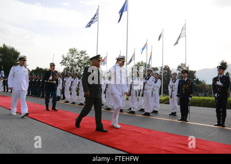 Athènes, Grèce - Adm. Mark Ferguson, commandant, Commandement des forces interalliées, Naples/Commander, U.S. Naval Forces, Europe-afrique reçoit honneurs avec le général Mikhail Kostarakos, chef, Major général de la Défense nationale hellénique. Ferguson a rendu visite à ses homologues en Grèce pour exprimer sa gratitude pour leur soutien continu de la base navale américaine de la baie de Souda et à discuter de questions d'intérêt commun. Banque D'Images