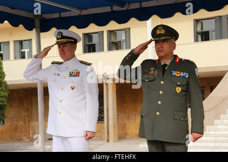 Athènes, Grèce - Adm. Mark Ferguson, commandant, Commandement des forces interalliées, Naples/Commander, U.S. Naval Forces, Europe-afrique rend un hommage avec le général Mikhail Kostarakos, chef, Major général de la Défense nationale hellénique. Ferguson a rendu visite à ses homologues en Grèce pour exprimer sa gratitude pour leur soutien continu de la base navale américaine de la baie de Souda et à discuter de questions d'intérêt commun. Banque D'Images