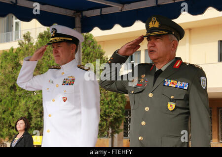 Athènes, Grèce - Adm. Mark Ferguson, commandant, Commandement des forces interalliées, Naples/Commander, U.S. Naval Forces, Europe-afrique rend un hommage avec le général Mikhail Kostarakos, chef, Major général de la Défense nationale hellénique. Ferguson a rendu visite à ses homologues en Grèce pour exprimer sa gratitude pour leur soutien continu de la base navale américaine de la baie de Souda et à discuter de questions d'intérêt commun. Banque D'Images