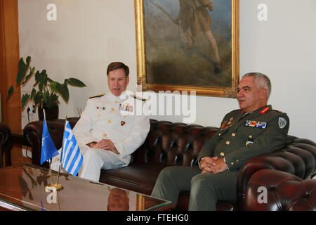 Athènes, Grèce - Adm. Mark Ferguson, commandant, Commandement des forces interalliées, Naples/Commander, U.S. Naval Forces, Europe-afrique rencontre avec le général Mikhail Kostarakos, chef, Major général de la Défense nationale hellénique. Ferguson a rendu visite à ses homologues en Grèce pour exprimer sa gratitude pour leur soutien continu de la base navale américaine de la baie de Souda et à discuter de questions d'intérêt commun. Banque D'Images