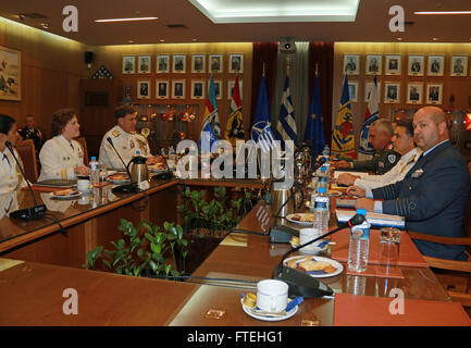 Athènes, Grèce - Adm. Mark Ferguson, commandant, Commandement des forces interalliées, Naples/Commander, U.S. Naval Forces, Europe-afrique rencontre avec le général Mikhail Kostarakos, chef, Major général de la Défense nationale hellénique. Ferguson a rendu visite à ses homologues en Grèce pour exprimer sa gratitude pour leur soutien continu de la base navale américaine de la baie de Souda et à discuter de questions d'intérêt commun. Banque D'Images