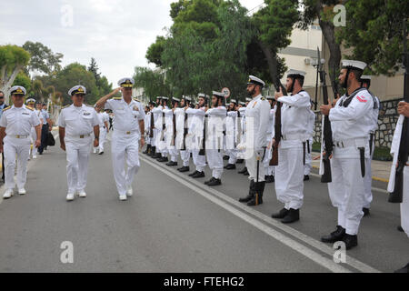 Athènes, Grèce - Adm. Mark Ferguson, commandant, Commandement des forces interalliées, Naples/Commander, U.S. Naval Forces, Europe-afrique reçoit honneurs au cours d'une visite à la base navale de la marine hellénique Salamine. Ferguson a rendu visite à ses homologues en Grèce pour exprimer sa gratitude pour leur soutien continu de la base navale américaine de la baie de Souda et à discuter de questions d'intérêt commun. Banque D'Images