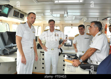 Athènes, Grèce - Adm. Mark Ferguson, commandant, Commandement des forces interalliées, Naples/Commander, U.S. Naval Forces Europe-Africa, tours un bâtiment de guerre au cours d'une visite à la base navale de la marine hellénique Salamine. Ferguson a rendu visite à ses homologues en Grèce pour exprimer sa gratitude pour leur soutien continu de la base navale américaine de la baie de Souda et à discuter de questions d'intérêt commun. Banque D'Images