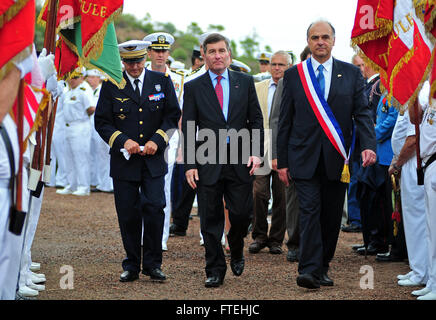 Théoule-sur-Mer, France (14 août 2013) - Charles Rivkin, Ambassadeur des États-Unis, centre de la France et Monaco et Daniel Mansanti, gauche, maire de Théoule-sur-Mer, participer à une cérémonie de dépôt de gerbes à la croix de Lorraine, en reconnaissance de la 69e anniversaire du débarquement des troupes alliées en Provence durant la Seconde Guerre mondiale. Cette visite propose de poursuivre les efforts de la flotte des États-Unis 6e pour construire des partenariats maritime mondial avec les nations européennes et d'améliorer la sûreté et la sécurité maritimes. Banque D'Images