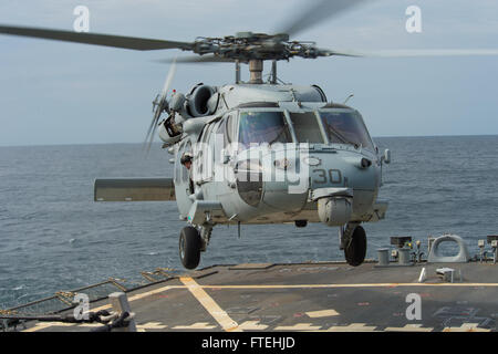 Mer Noire (oct. 18, 2014) - UN U.S. Navy MH 60S Sea Hawk attaché à le "Dragon" les baleines de la mer de l'Escadron d'hélicoptères de combat (HSC) 28 se prépare à terre à bord de la classe Arleigh Burke destroyer lance-missiles USS Cole (DDG 67). Cole, homeported à Norfolk, Va., mène des opérations navales dans la sixième flotte américaine zone d'opérations à l'appui de la sécurité nationale des États-Unis en Europe. Banque D'Images