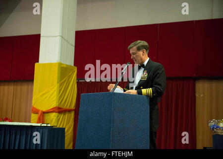 NAPLES, ITALIE (oct. 18, 2014). Mark Ferguson, commander, U.S. Naval Forces Europe-Africa, prononce un discours au cours de la région de Naples à la Marine. Cette année, le thème de la 239e anniversaire de la marine, c'est remercier ceux qui nous soutiennent. Banque D'Images