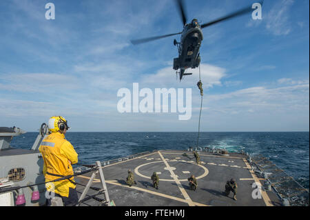 La mer Noire (23 octobre 2014) - Les forces spéciales de la marine roumaine effectuer une insertion rapide corde à bord de la classe Arleigh Burke destroyer lance-missiles USS Cole (DDG 67) lors d'une visite, un conseil, vous pouvez, et la saisie de l'exercice. Cole, homeported à Norfolk, Va., mène des opérations navales dans la sixième flotte américaine zone d'opérations à l'appui de la sécurité nationale des États-Unis en Europe. Banque D'Images