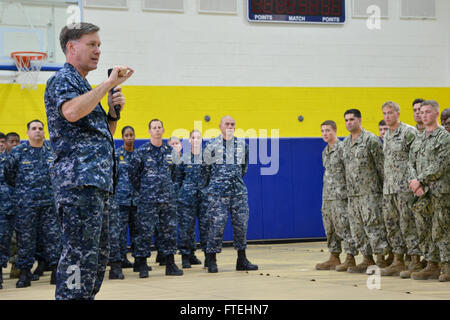 La baie de Souda, Grèce (oct. 23) - Adm. Mark Ferguson, commander, U.S. Naval Forces, Europe-afrique parle aux marins lors d'un appel à toutes les mains de l'activité de prise en charge de la marine américaine (NSA) la baie de Souda. Ferguson a visité la Baie de Souda pour remercier les marins postés là pour soutenir les forces navales de l'avant et de renforcer le partenariat durable avec leurs homologues de la marine hellénique. Banque D'Images