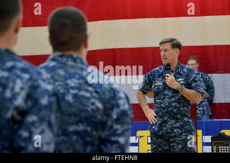 La baie de Souda, Grèce (oct. 23) - Adm. Mark Ferguson, commander, U.S. Naval Forces, Europe-afrique parle aux marins lors d'un appel à toutes les mains de l'activité de prise en charge de la marine américaine (NSA) la baie de Souda. Ferguson a visité la Baie de Souda pour remercier les marins postés là pour soutenir les forces navales de l'avant et de renforcer le partenariat durable avec leurs homologues de la marine hellénique. Banque D'Images