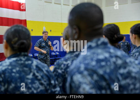 La baie de Souda, Grèce (oct. 23) - Adm. Mark Ferguson, commander, U.S. Naval Forces, Europe-afrique parle aux marins lors d'un appel à toutes les mains de l'activité de prise en charge de la marine américaine (NSA) la baie de Souda. Ferguson a visité la Baie de Souda pour remercier les marins postés là pour soutenir les forces navales de l'avant et de renforcer le partenariat durable avec leurs homologues de la marine hellénique. Banque D'Images