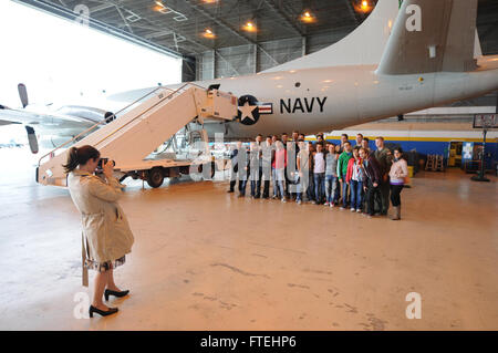 De Sigonella, en Sicile (oct. 27, 2014) - Les marins affectés à l'Escadron de patrouille de quatre (4) vice-président et des élèves de l'école aéronautique Catane posent pour une photo à côté d'une VP 4 P-3C Orion les aéronefs de patrouille maritime au cours d'une visite. VP 4 mène des opérations navales dans la sixième flotte américaine zone d'opérations à l'appui de la sécurité nationale des États-Unis en Europe. Banque D'Images