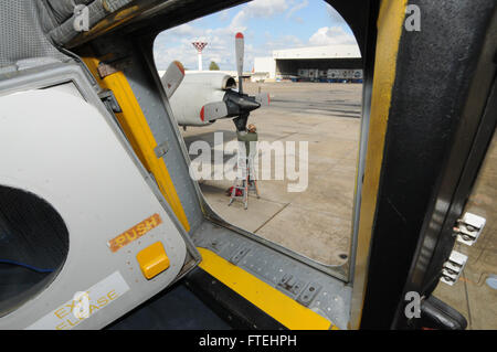 De Sigonella, en Sicile (oct. 28, 2014) - Mécanique navale Aircrewmen 1re classe Joseph Buck affectés à l'Escadron de patrouille de quatre (4) vice-président vérifie l'une des hélices P-3C Orion les aéronefs de patrouille maritime au cours de la pré-vol. VP 4 mène des opérations navales dans la sixième flotte américaine zone d'opérations à l'appui de la sécurité nationale des États-Unis en Europe. Banque D'Images