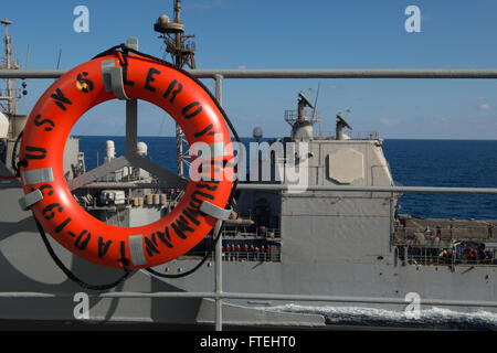 Mer Méditerranée (oct. 28, 2014) - La reconstitution de la flotte oiler USNS Leroy Grumman (T-AO 195) effectue un ravitaillement en mer avec la classe Ticonderoga croiseur lance-missiles mer des Philippines (CG 58). Grumman, le transport maritime militaire de service en mer Méditerranée commande huileur, est l'avant-déployés aux États-Unis 6e domaine de la flotte des opérations à l'appui des intérêts nationaux en matière de sécurité en Europe et en Afrique. Banque D'Images