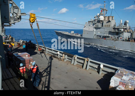 Mer Méditerranée (oct. 28, 2014) - les marins de la fonction publique travaillant à bord de la flotte reconstitution oiler USNS Leroy Grumman (T-AO 195) se préparent à envoyer des fournitures pour la classe Ticonderoga croiseur lance-missiles mer des Philippines (CG 58) lors d'un en cours de ravitaillement en mer. Grumman, le transport maritime militaire de service en mer Méditerranée commande huileur, est l'avant-déployés aux États-Unis 6e domaine de la flotte des opérations à l'appui des intérêts nationaux en matière de sécurité en Europe et en Afrique. Banque D'Images