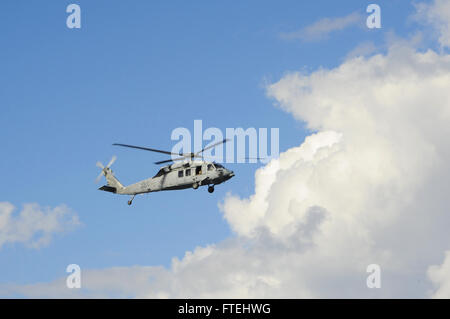 141029-N-MU440-128 MER MÉDITERRANÉE (oct. 29, 2014) Un Sea Hawk MH-60S, attaché à la "tridents" d'hélicoptères de combat de la mer (HSC) de l'Escadron 9, les mouches aux côtés du porte-avions USS George H. W. Bush (CVN 77). George H. W. Bush, homeported à Norfolk, Va., mène des opérations navales dans la sixième flotte américaine zone d'opérations à l'appui de la sécurité nationale des États-Unis en Europe. Banque D'Images