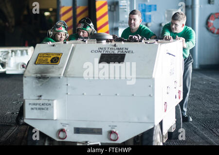 Mer Méditerranée (oct. 29, 2014) Les marins avec le "Garudas" de l'Escadron d'attaque électronique (VAQ) 134, déplacer une unité d'alimentation hydraulique à bord du porte-avions USS George H. W. Bush (CVN 77). George H. W. Bush, homeported à Norfolk, Va., mène des opérations navales dans la sixième flotte américaine zone d'opérations à l'appui de la sécurité nationale des États-Unis en Europe. Banque D'Images