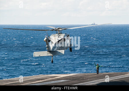 Mer Méditerranée (oct. 29, 2014) Un Sea Hawk MH-60S, attaché à la "tridents" d'hélicoptères de combat de la mer (HSC) de l'Escadron 9, atterrit sur le pont du porte-avions USS George H. W. Bush (CVN 77). George H. W. Bush, homeported à Norfolk, Va., mène des opérations navales dans la sixième flotte américaine zone d'opérations à l'appui de la sécurité nationale des États-Unis en Europe. Banque D'Images