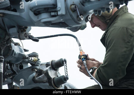 Mer Méditerranée (oct. 29, 2014) --électricien Aviation 2e classe Benjamin Romero, affecté à l'hélicoptère de combat Ghostriders Mer Escadron (HSC 28), Détachement 1, s'occupe de l'entretien d'un MH-60S Sea Hawk à bord de la 6ème flotte navire de commandement et de contrôle USS Whitney LCC (20). Mount Whitney mène des opérations navales avec les alliés et partenaires de la sixième flotte américaine zone d'opération, afin de faire avancer la sécurité et la stabilité en Europe. Banque D'Images