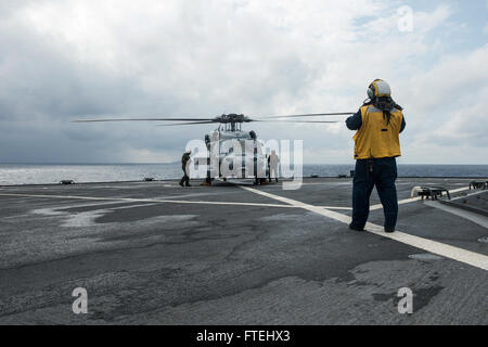 Mer Méditerranée (oct. 29, 2014) - Marion Malley est le signe d'un MH-60S Sea Hawk affecté à l'hélicoptère de combat Ghostriders Mer Escadron (HSC 28), Détachement 1, à bord de la 6ème flotte navire de commandement et de contrôle USS Whitney LCC (20). Mount Whitney mène des opérations navales avec les alliés et partenaires de la sixième flotte américaine zone d'opération, afin de faire avancer la sécurité et la stabilité en Europe. Banque D'Images