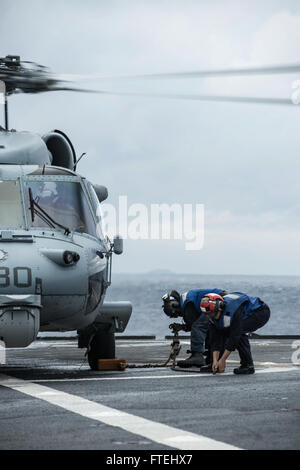 Mer Méditerranée (oct. 29, 2014) - préparation d'un membre d'équipage de Sea Hawk MH-60S affecté à l'hélicoptère de combat naval Ghostriders Hélicoptère Escadron (HSC 28), 1, à bord du détachement de la sixième flotte américaine navire de commandement et de contrôle USS Whitney LCC (20) pour le décollage. Mount Whitney mène des opérations navales avec les alliés et partenaires de la sixième flotte américaine zone d'opération, afin de faire avancer la sécurité et la stabilité en Europe. Banque D'Images