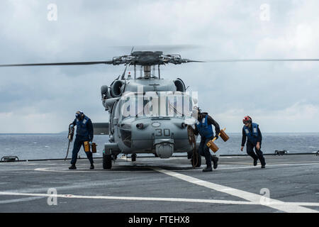 Mer Méditerranée (oct. 29, 2014) - préparation d'un membre d'équipage de Sea Hawk MH-60S affecté à l'hélicoptère de combat naval Ghostriders Hélicoptère Escadron (HSC 28), 1, à bord du détachement de la sixième flotte américaine navire de commandement et de contrôle USS Whitney LCC (20) pour le décollage. Mount Whitney mène des opérations navales avec les alliés et partenaires de la sixième flotte américaine zone d'opération, afin de faire avancer la sécurité et la stabilité en Europe. Banque D'Images