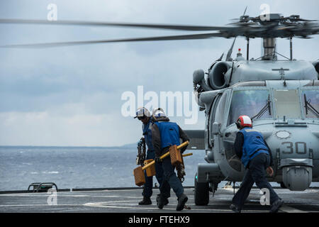 Mer Méditerranée (oct. 29, 2014) - préparation d'un membre d'équipage de Sea Hawk MH-60S affecté à l'hélicoptère de combat naval Ghostriders Hélicoptère Escadron (HSC 28), 1, à bord du détachement de la sixième flotte américaine navire de commandement et de contrôle USS Whitney LCC (20) pour le décollage. Mount Whitney mène des opérations navales avec les alliés et partenaires de la sixième flotte américaine zone d'opération, afin de faire avancer la sécurité et la stabilité en Europe. Banque D'Images