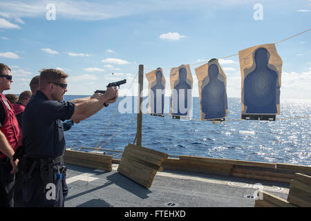 Mer Méditerranée (oct. 28, 2014) - Technicien en systèmes d'information 2e classe (IDW) Burton Melzer tire un pistolet M9 au cours d'un exercice d'armes à bord de la plage arrière de la classe Arleigh Burke destroyer lance-missiles USS Ross (DDG 71) 28 octobre. Ross, homeported à Rota, Espagne, mène des opérations navales dans la sixième flotte américaine zone d'opérations à l'appui de la sécurité nationale américaine des intérêts dans l'Europe. Banque D'Images