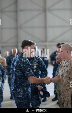 De Sigonella, en Sicile (oct. 29, 2014). Mark Ferguson, commandant des Forces navales des États-Unis, Europe-afrique parle à une marines pendant un appel mains libres à bord de la base aéronavale de Sigonella (NAS), le 29 octobre. Ferguson a remercié les marins pour leur contribution à l'OTAN et les Forces navales des États-Unis mission Europe-afrique. Banque D'Images