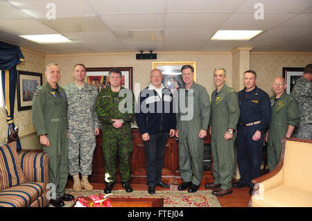 Mer Méditerranée (oct. 30, 2014) De gauche à droite, le Capitaine Daniel Cheever commandant Carrier Airwing (CVW) 8 ; le lieutenant Cmdr. John Moore (Etats-Unis) ; Major-général Jonas Vyautas Zukas, chef de la défense lituanienne ; lituanien Juozas Olekas, Ministre de la Défense nationale ; le SMA. Mark Ferguson, commandant des Forces navales des États-Unis, le Capitaine Andrew Europe-afrique Loiselle, commandant du USS George H. W. Bush (CVN 77) ; Le Capitaine Robert Bodvake, Escadron de destroyers (Commodore 22) ; et à l'arrière Adm. DeWolfe Miller III, commandant du groupe aéronaval (CSG) 2, posent pour une photo avec un d Banque D'Images