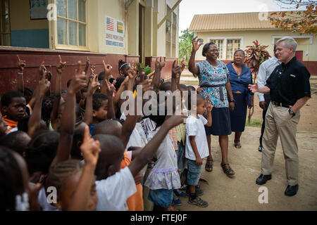 SÃO TOMÉ, São Tomé et Príncipe (Août 16, 2013) Secrétaire de la Marine (SECNAV) Ray Mabus demande à un enseignant de donner son défi de monnaie pour l'étudiant qui effectue le meilleur tout au long de l'année scolaire à l'Escola Dona Maria Jésus school à São Tomé, São Tomé et Príncipe. São Tomé et Príncipe est un des nombreux pays de la région où est Claude rencontre avec marins et Marines, et de hauts responsables civils et militaires pour discuter de la sécurité et la stabilité et à renforcer les partenariats existants avec les nations africaines Banque D'Images