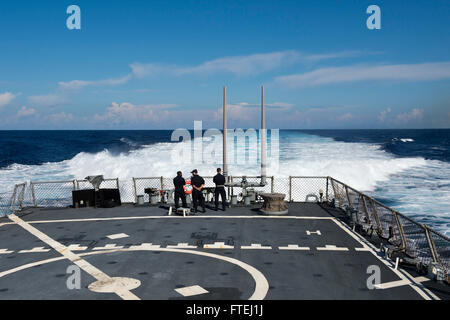 Mer Méditerranée (oct. 29, 2014) - Les Marins service de la classe Arleigh Burke destroyer lance-missiles USS Ross (DDG 71). Ross, homeported à Rota, Espagne, mène des opérations navales dans la sixième flotte américaine zone d'opérations à l'appui de la sécurité nationale des États-Unis en Europe. Banque D'Images