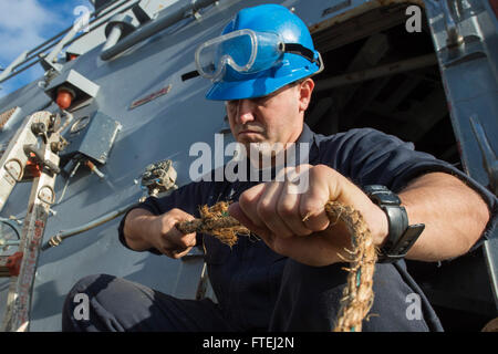 Mer Méditerranée (nov. 1, 2014) - Maître de Manœuvre 2e classe Douglas Thomas égalise l'épissage d'un assouplissement à bord de la ligne de classe Arleigh Burke destroyer lance-missiles USS Cole (DDG 67). Cole, homeported à Norfolk, Va., mène des opérations navales dans la sixième flotte américaine zone d'opérations à l'appui de la sécurité nationale des États-Unis en Europe. Banque D'Images