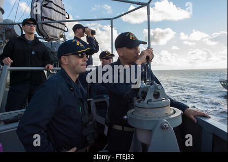 Mer Méditerranée (oct. 31, 2014) - Le Lieutenant Cmdr. Robert Kallman ordonne un changement de cours alors que la tourelle de la classe Arleigh Burke destroyer lance-missiles USS Cole (DDG 67) aux côtés de la flotte maritime militaire de lubrification commande de réapprovisionnement USNS Leroy Grumman (T-AO 195) pour un ravitaillement en mer. Cole, homeported à Norfolk, Va., mène des opérations navales dans la sixième flotte américaine zone d'opérations à l'appui de la sécurité nationale des États-Unis en Europe. Banque D'Images