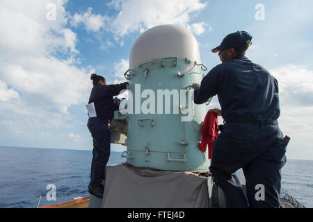 Mer Méditerranée (nov. 4, 2014) - Les marins à bord de la classe Arleigh Burke destroyer lance-missiles USS Cole (DDG 67) procéder à une inspection visuelle de l'arrière-rapproché Phalanx en système d'armes. Cole, homeported à Norfolk, Va., mène des opérations navales dans la sixième flotte américaine zone d'opérations à l'appui de la sécurité nationale des États-Unis en Europe. Banque D'Images