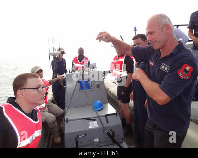 Mer Méditerranée (Août 18, 2013) - 3e classe Mécanicien Corey Linton travaille avec un membre de la police des frontières albanaise au cours d'une visite bilatérale, conseil, recherche et la saisie d'un foret de la frégate lance-missiles USS Samuel B. Roberts (FFG 58). Samuel B. Roberts, homeported à Mayport, Fl., est en ce moment sur un déploiement prévu à l'appui d'opérations de sécurité maritime et les efforts de coopération en matière de sécurité dans le théâtre dans les Forces navales Europe-afrique, zone de responsabilité. Banque D'Images