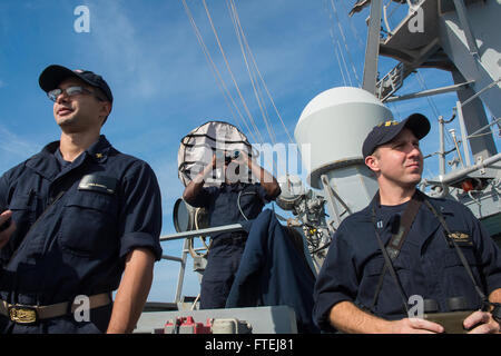 Mer Méditerranée (11 novembre 2014) - Les marins à bord de l'Arliegh Burke-class destroyer lance-missiles USS Cole (DDG 67) stand passerelle pendant l'exercice 2014 de Balina Mavi. Mavi est un exercice biennal Balina turc-led anti-sous-marine de l'OTAN et de l'exercice maritime impliquant des forces régionales dans l'est de la Méditerranée pour améliorer l'interopérabilité et d'accroître les compétences tactiques. Banque D'Images