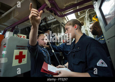 Mer Méditerranée (nov. 14, 2014) - Officier mécanicien de 2e classe Nicholas Ross, de Rochester, New York, explique l'importance de la délégation de mesures pour d'autres ingénieurs pendant un arrêt d'urgence jusqu'au système de turbine à gaz pompier mécanique Samantha Stapp, d'Olathe, Kansas, au cours d'un exercice d'ingénierie à bord d'USS Cole (DDG 67). Cole une classe Arleigh Burke destroyer lance-missiles homeported à Norfolk, mène des opérations navales dans la sixième flotte américaine zone d'opérations à l'appui de la sécurité nationale des États-Unis en Europe. Banque D'Images