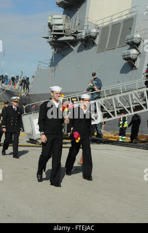 La station navale - ROTA, ESPAGNE (nov. 18, 2014) - Les marins affectés à l'USS Ross (DDG 71) débarquer du navire et greet proches après le navire arrive à la base navale de Rota après sa première patrouille depuis que l'avant-déployé à l'Europe. Ross, une classe Arleigh Burke destroyer lance-missiles déployés dans l'espagne Rota, est revenu d'effectuer des opérations navales dans la sixième flotte américaine zone d'opérations à l'appui de la sécurité nationale des États-Unis en Europe. Banque D'Images